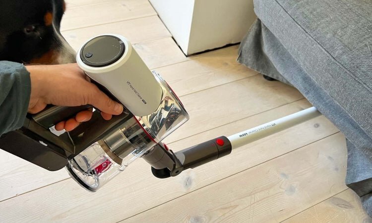    У пылесоса есть складной удлинитель, чтобы забраться в самые потаенные места