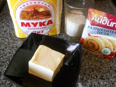 1,5 стакана муки 100 гр слегка размягченного сливочного масла
1/2 стакана сахара
1 пакетик разрыхлителя( 10 гр )

Все составляющие соединить и перетереть в мелкую крошку. Я это делала картофеледавилкой с отверстиями.