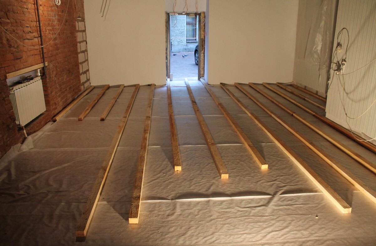 Теплоизоляция – через пол в частном или многоэтажном доме на первом этаже может уходить до 10% тепла. Лаги с уложенным утеплителем между ними создают мощный барьер, который предотвращает проникновение холода. При правильно организованной теплоизоляции можно существенно сэкономить на обогреве дома.