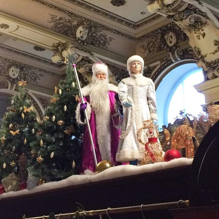 В Елисеевском перед Новым годом