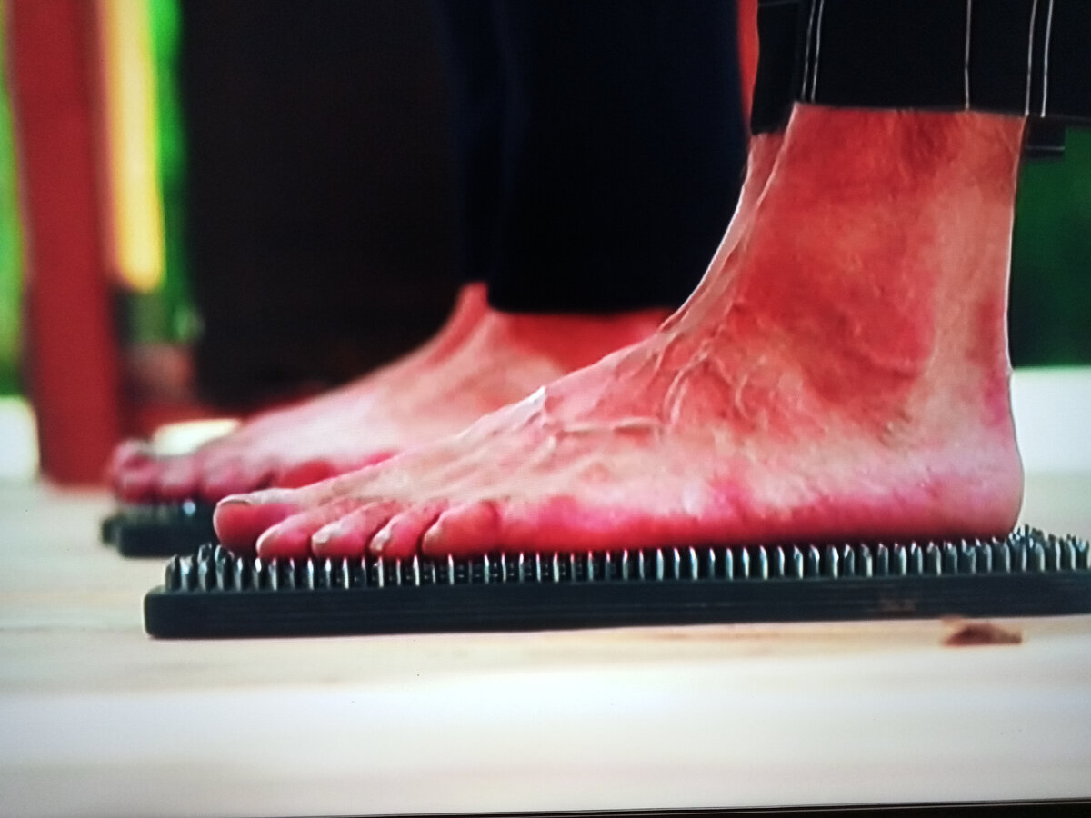 Кто дольше простоит на гвоздях?