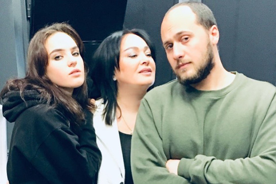     Актриса с детьми: Ольгой и Георгием. Фото: соцсети.