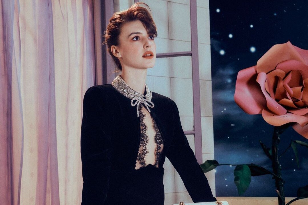     10 универсальных новогодних платьев, которые можно будет носить весь 2023 год