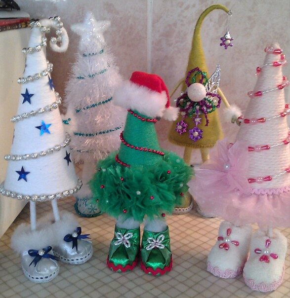 Елка топотушка елка топотушка. Елочка топотушка мастер класс. Елки топотушки мастер класс. Как сделать елочку на ножках в ботиночках. Елка топотушка снегурочка.