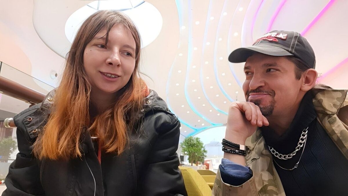 С очаровательной Феей Автостопа во время интервью в прямом эфире