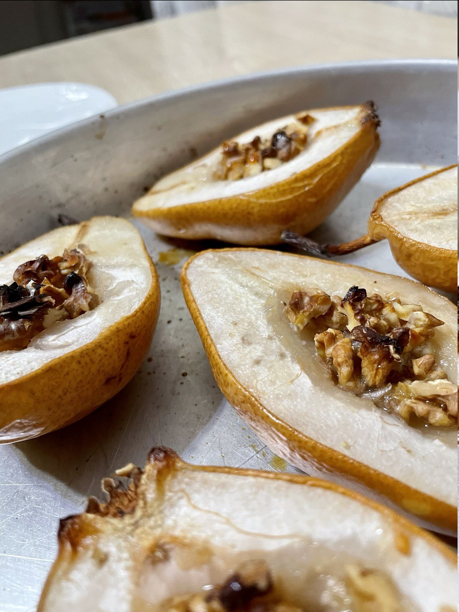Груши, запеченные с грецким орехом 