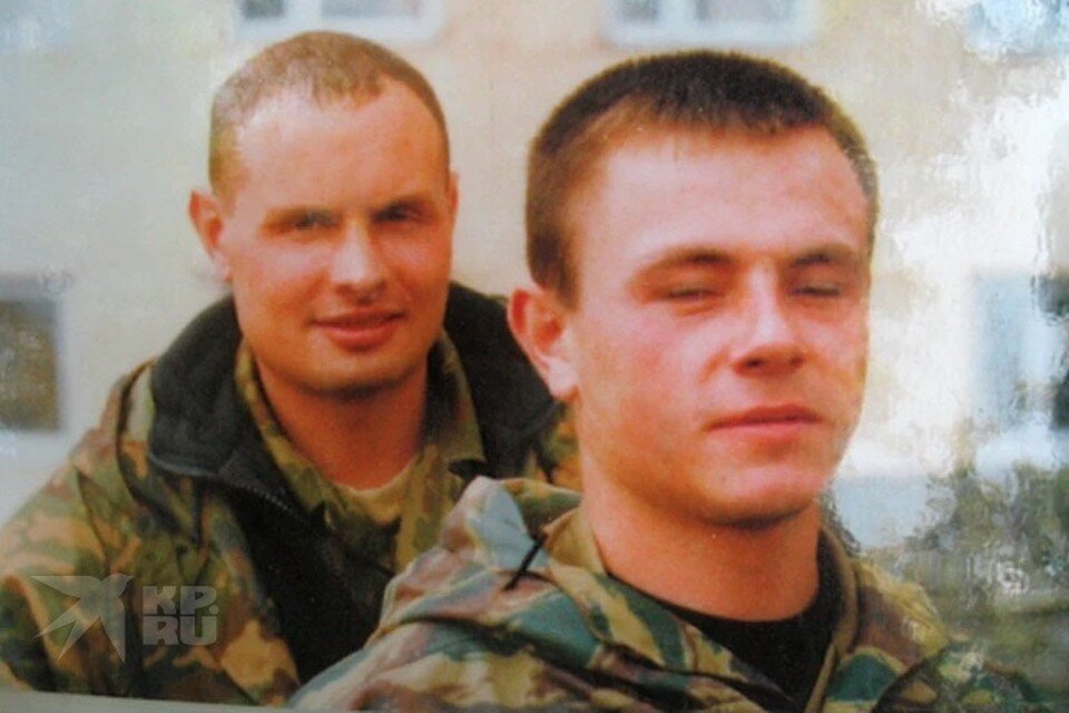     Два друга - Андрей Чирихин (слева) и Виктор Дудкин. Погибли оба, с разницей в четыре года.