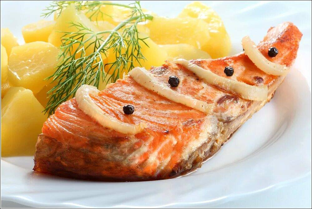 картофельное пюре с рыбой. лосось запеченный с картофелем. картошка с рыбой стейками. картофель с рыбой. гарнир к рыбе.