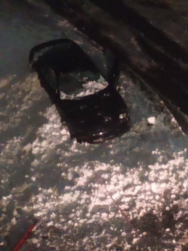 В Солигорске снег пробил лобовое стекло машины