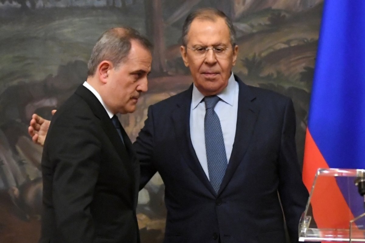    Министр иностранных дел РФ Сергей Лавров (справа) и министр иностранных дел Азербайджана Джейхун Байрамов на пресс-конференции по итогам встречи в Доме приемов МИД РФ в Москве.