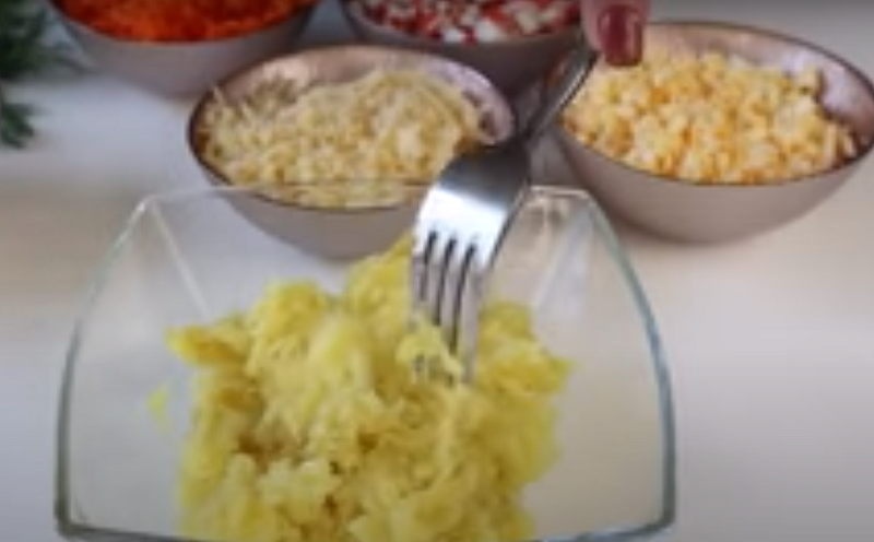Нежный салат с крабовыми палочками для праздничного стола 
