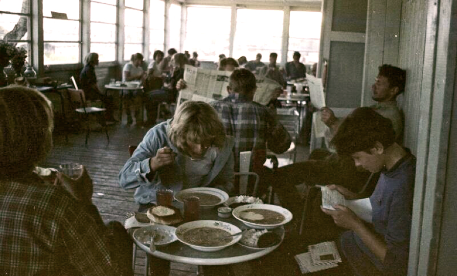 Вечно голодные студенты — герои множества советских анекдотов. Хотя, будем справедливы, нельзя сказать, что современные студенты шикуют на «подачки от государства».