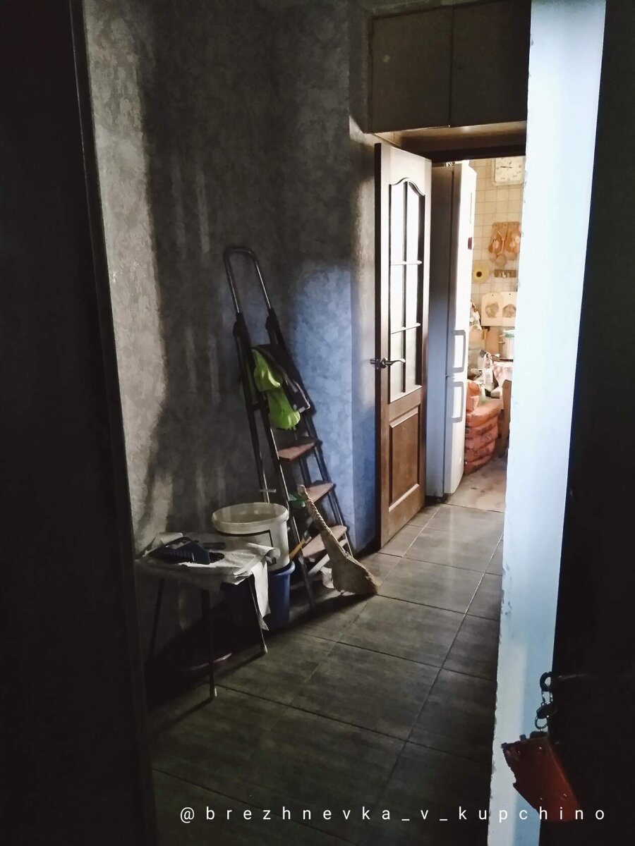 Ещё не законченный ремонт коридора. Вдалеке видна старая неотремонтированная кухня, о которой уже была статья. Фото моё.