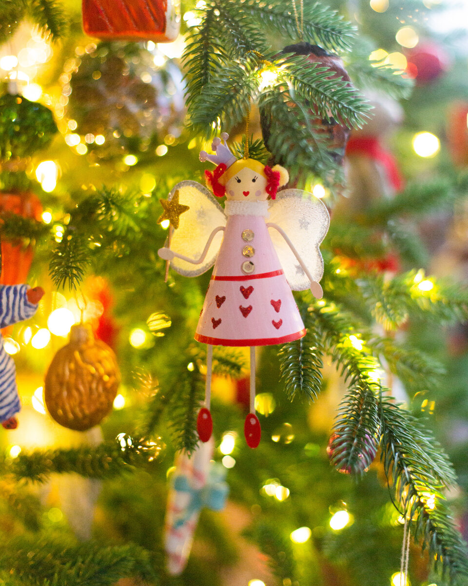 Из Accessorize у меня есть серия фей. Они все разные, но выполнены одинаково. И керамические символы Лондона (автобус, королевская почта и телефонная будка). 