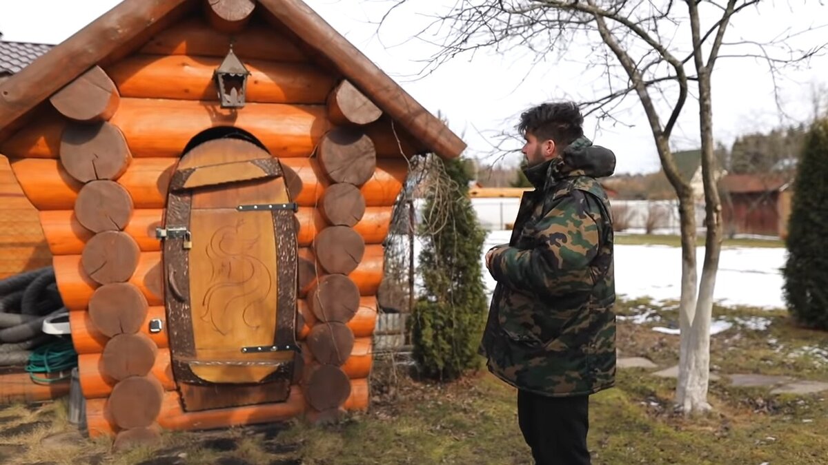 Туалет из остатков бревна