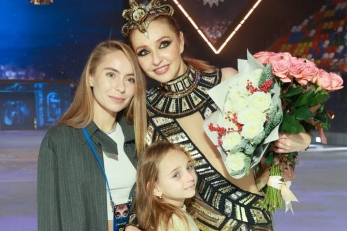     Длинноволосые красотки: дочери Татьяны Навки появились на премьере ее ледового шоу