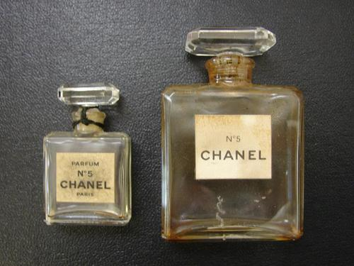 Винтажный chanel. Флакон духов Шанель 5 1920 года. Chanel 5 духи Antique. Шанель 5 тонкий флакон. Chanel Perfume 1950.