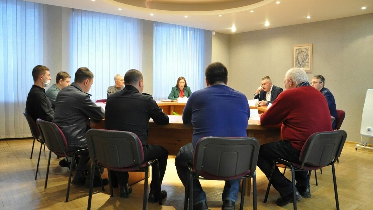     В мэрии Петрозаводска прошло совещание с участием прокурора, ГИБДД, УГАДН и начальников транспортных компаний, посвященное «больной» теме транспортного обслуживания.