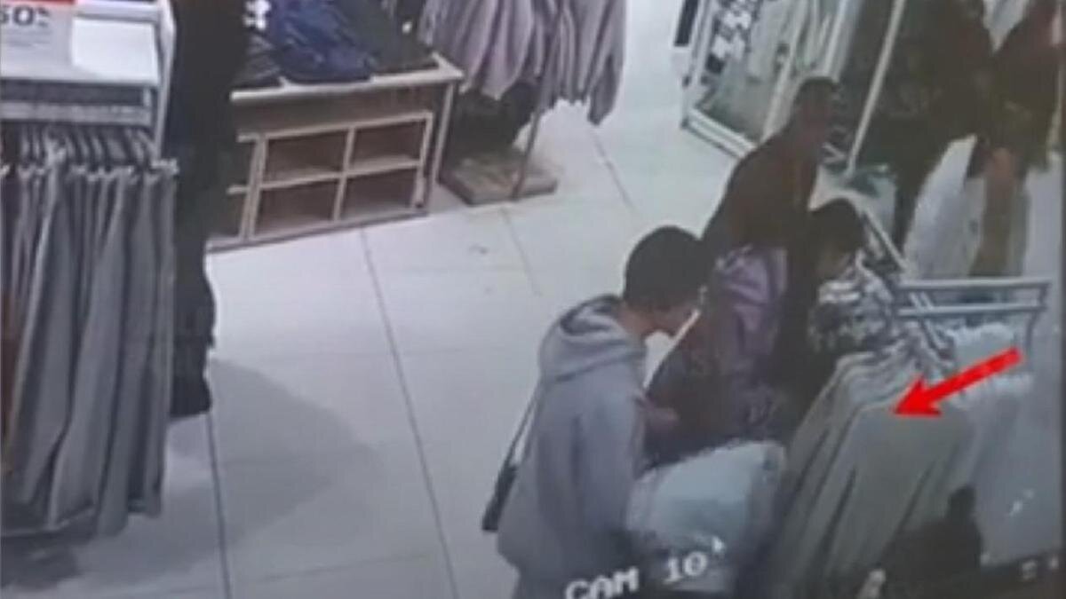    Мужчина стоит возле женщины в магазине:YouTube/Almaty Polisiasy