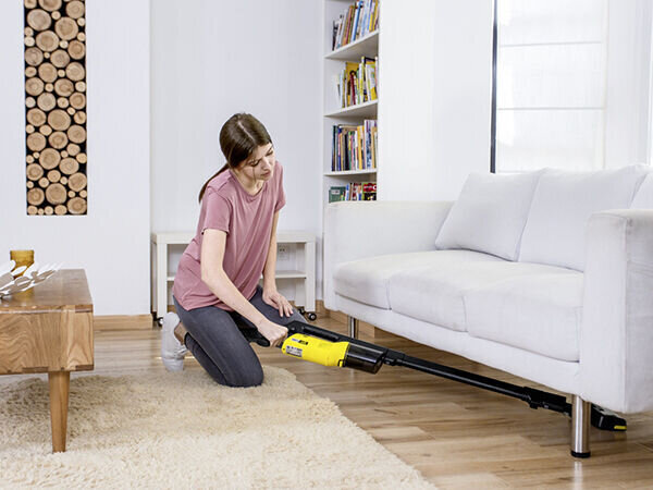     убираем пыль под кроватью