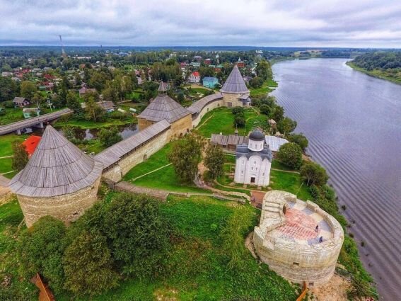 Первый город, с которого Рюрик начал "поход на Русь" - Ладога (Старая Ладога). Предполагается, что он хоть и недолго, но все же имел столичный статус