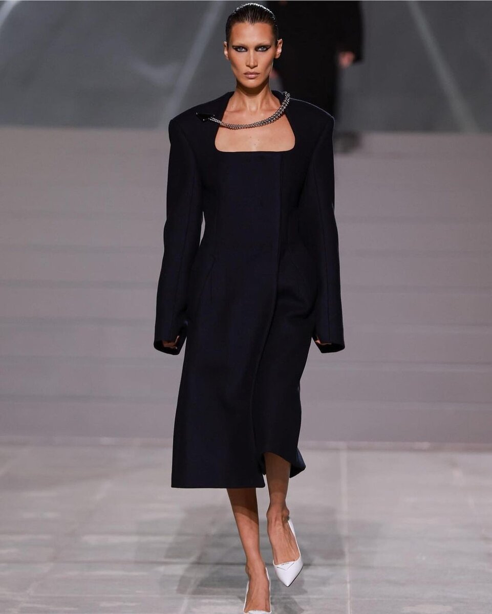    Белла Хадид часто собирает волосы в тугие прическиСоцсети Беллы Хадид