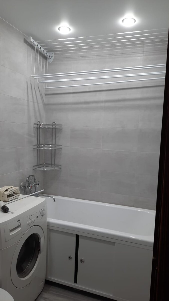 Я безумно рада. Сантехнику решили оставить прежнюю и стиралка будет стоять, пока исправно работает. Раньше санузел сильно напоминал больничный. Зеленый кафель, где не кафель, там зеленая краска. Жуткая общедомовая труба. Теперь, все это в прошлом.