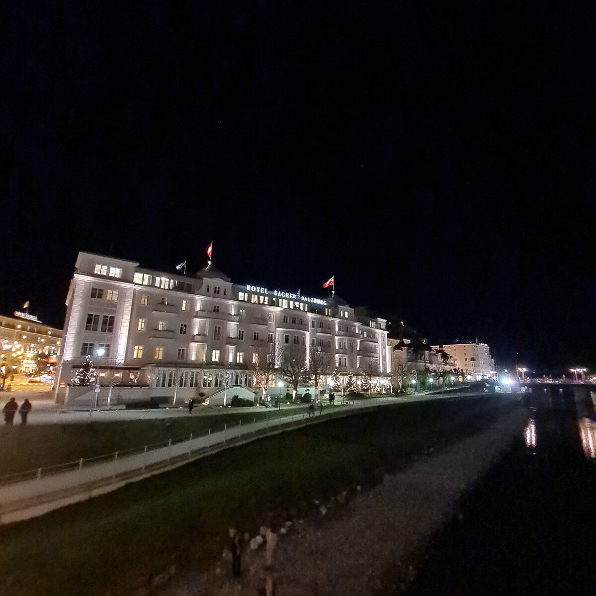 Отель "Зальцбург", вид с реки Зальцах. Фото автора