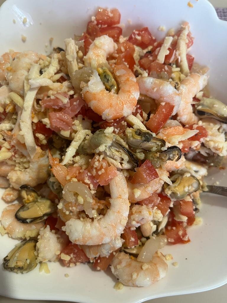 Вкус нежный и изысканный.Салат лёгкий и не нагружает желудок😁на ночь.Продукты не дешёвые,но один раз 🐠в год...можно и нужно😁