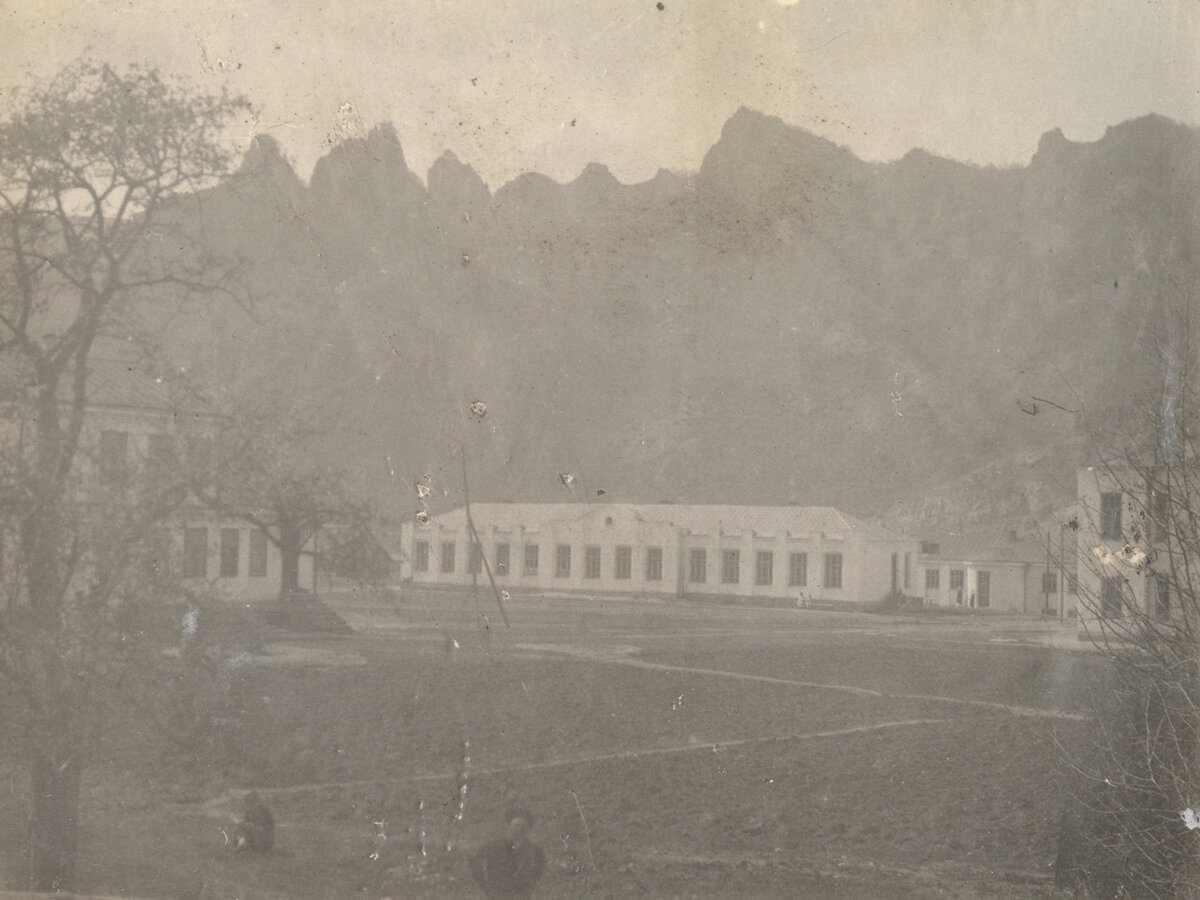 Роддом в г. Микоян-Шахар (ныне Карачаевск) в 1932 г. Семейный архив.