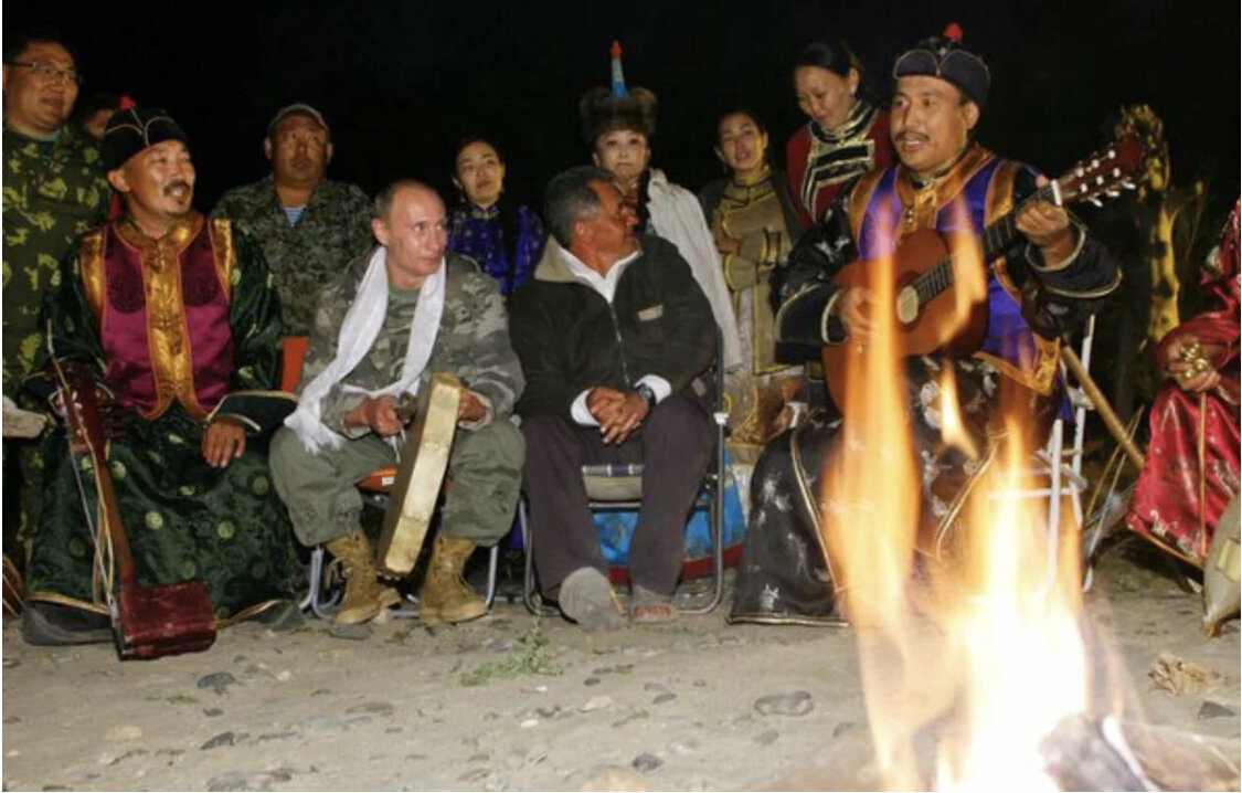 Путин и Шойгу на встрече с шаманами в Тыве
