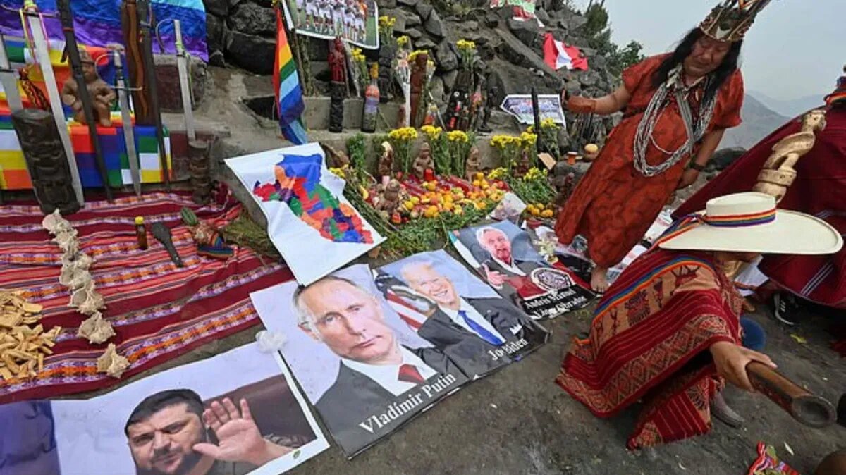 Группа шаманов и целителей в столице Перу Лиме сегодня предсказала, что конфликт закончится к августу следующего года. Фото: Getty