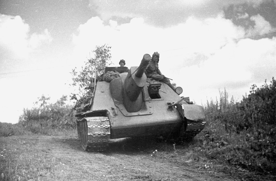 Советская САУ СУ-122 выдвигается на огневую позицию на Курской дуге / waralbum.ru