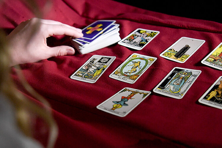   «Сейчас все меньше людей смеются над таро. Девушки почти все очень верят. Кажется, со временем все прибегают к астрологии, нумерологии и разбору матрицы» Фото: Jacky Muniello/dpa / www.globallookpress.com