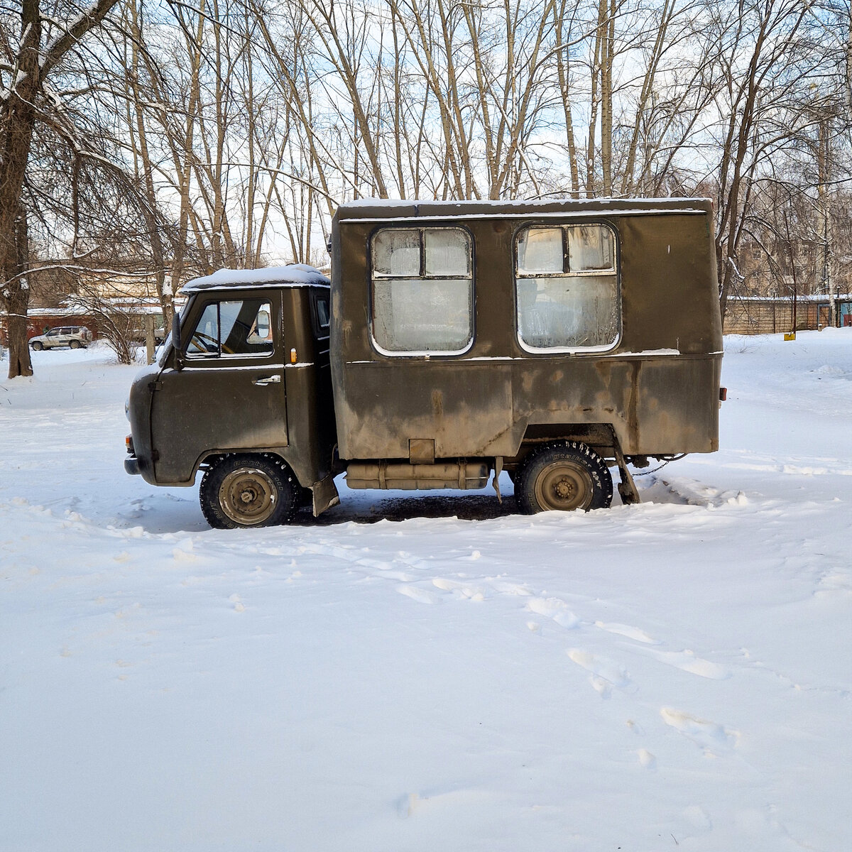 Надстройка здесь имеет по 2 вертикальных окна с каждой стороны и плоские боковины.