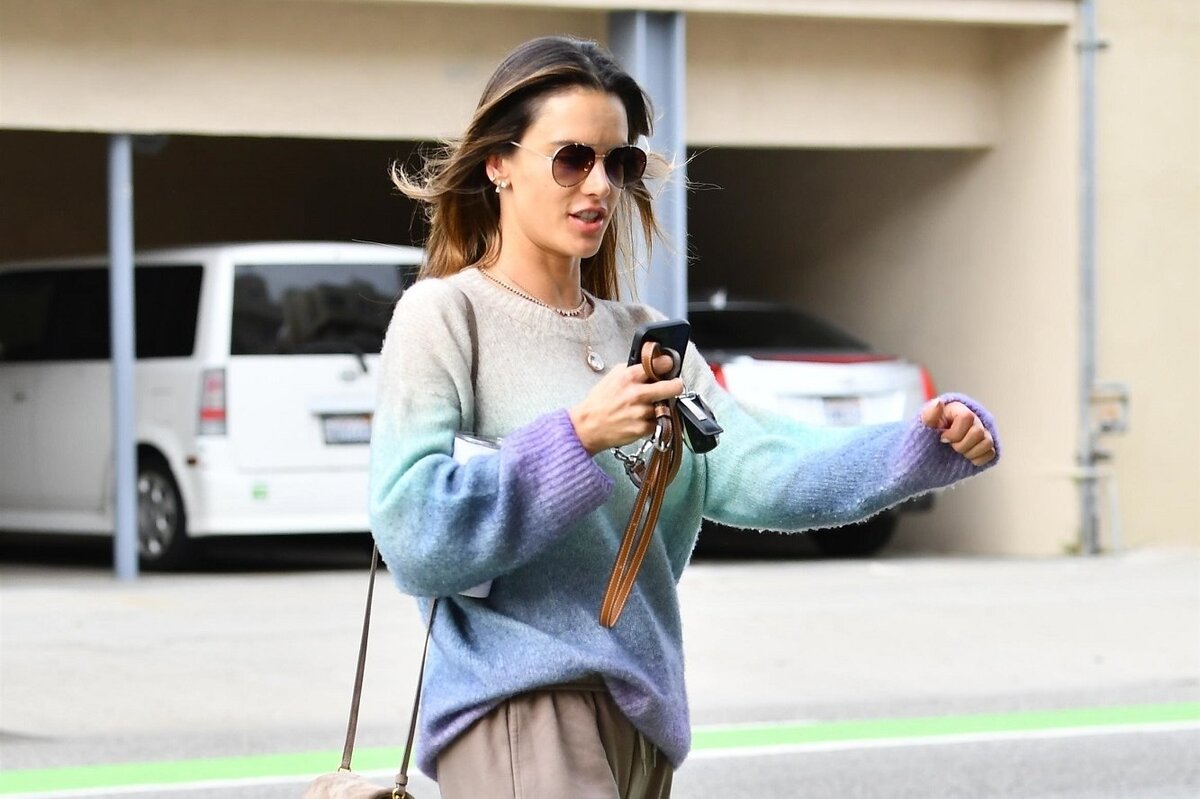     Алессандра Амбросио гуляет в самом модном свитере 2023. И вам нужен такой же