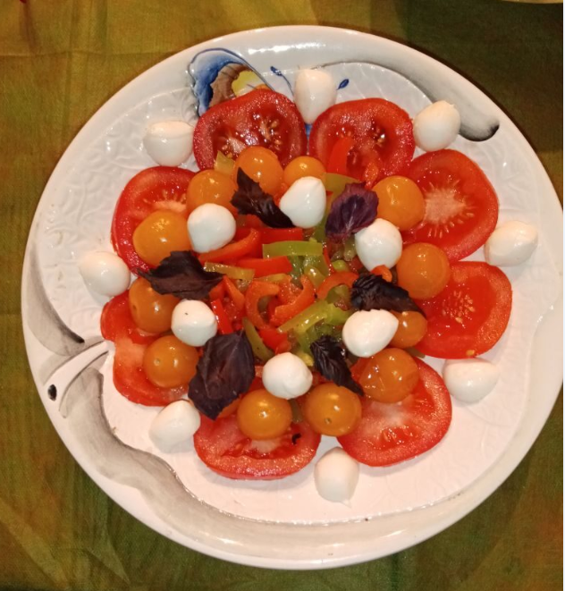 Салат с перцем и моцареллой.