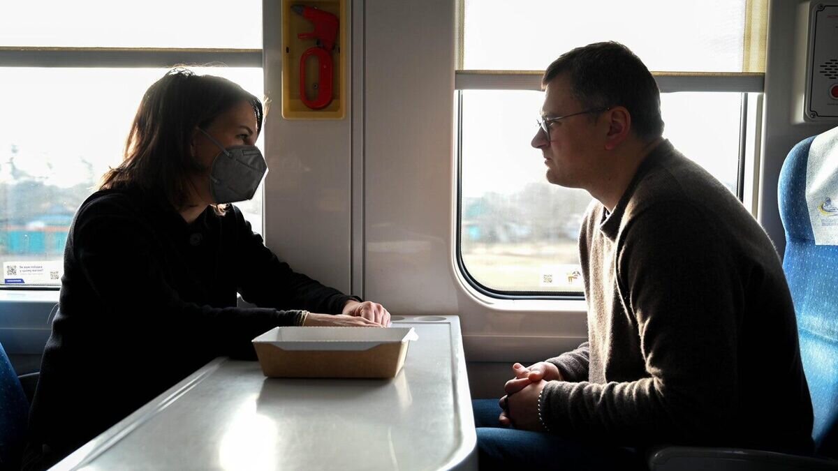    Глава МИД ФРГ Анналена Бербок и министр иностранных дел Украины Дмитрий Кулеба в Харькове© Фото : Дмитрий Кулеба/Twitter