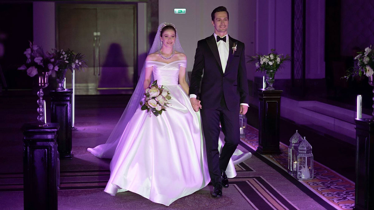 кадр из сериала "Девушка за стеклом"