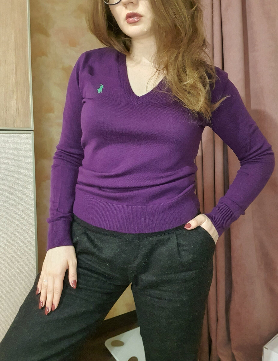 Фиолетовый джемпер примеряю с графитовыми брюками из шерсти. 