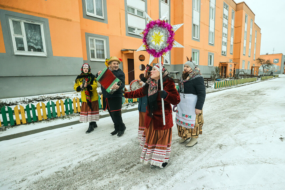 Серебряные» волонтеры из Логишина продолжают колядную неделю | Пинский  Вестник | Дзен