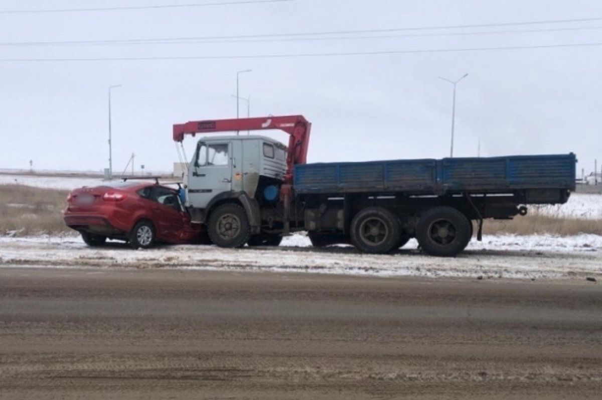   Под Волгоградом водителя на «Ладе» занесло под «КамАЗ» с автокраном