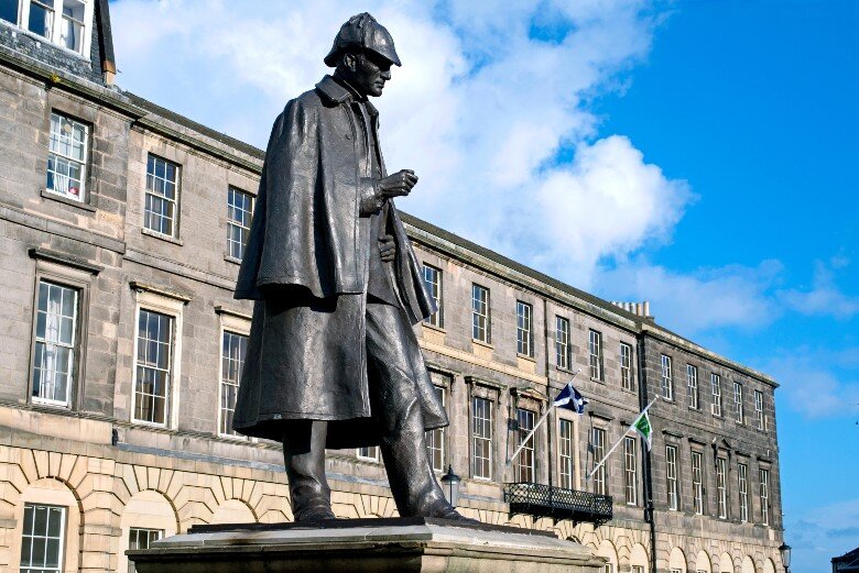Статуя Шерлока Холмса на площади Пикарди в Эдинбурге, на улице, где родился его создатель сэр Артур Конан Дойл. Источник:Викисклад 
