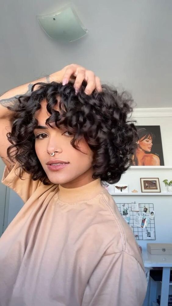 Кудрявые волосы с красивым завитком это огромный труд для обладательницы своих кудрявых волос .