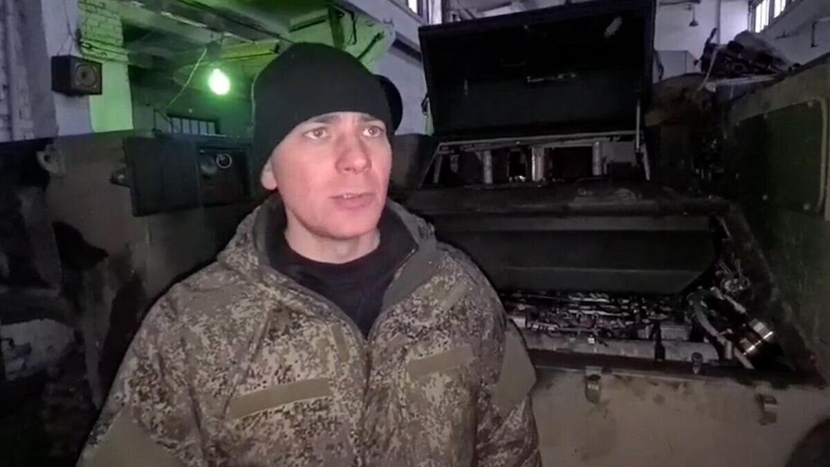    "Что раньше делал завод, теперь делаем мы". Десантники в зоне спецоперации ремонтируют БМД-4М© РИА Новости