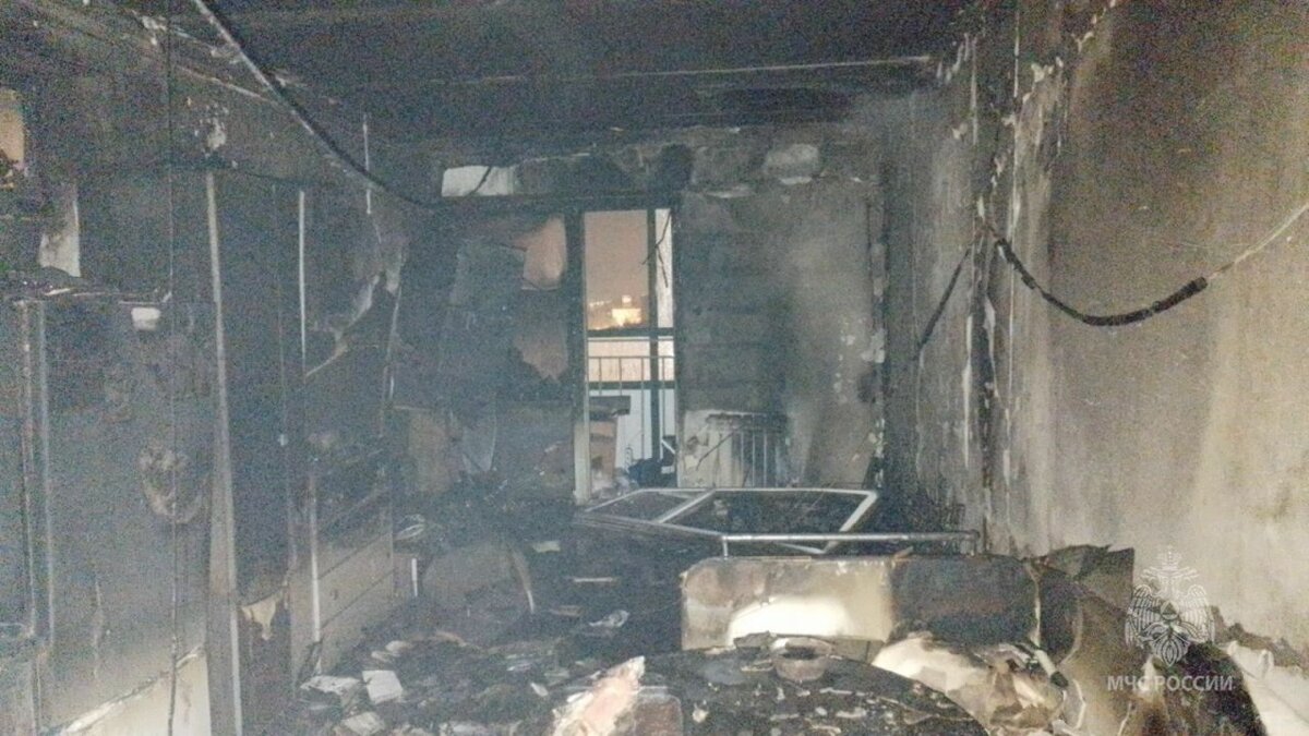     В Абакане на Маршала Жукова, 21 сгорели несколько квартир. 24 жильцам, включая детей, пришлось оставить дом. Их временно разместили в школе.