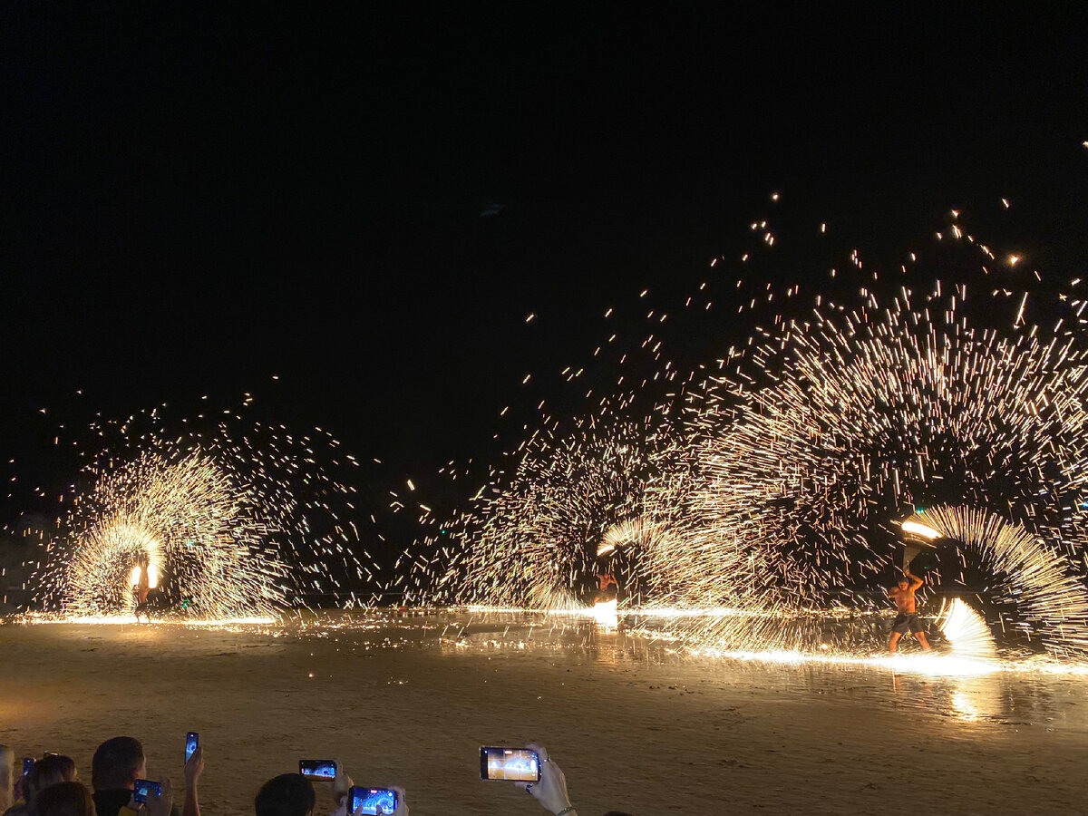 Фаер-шоу каждый вечер на острове