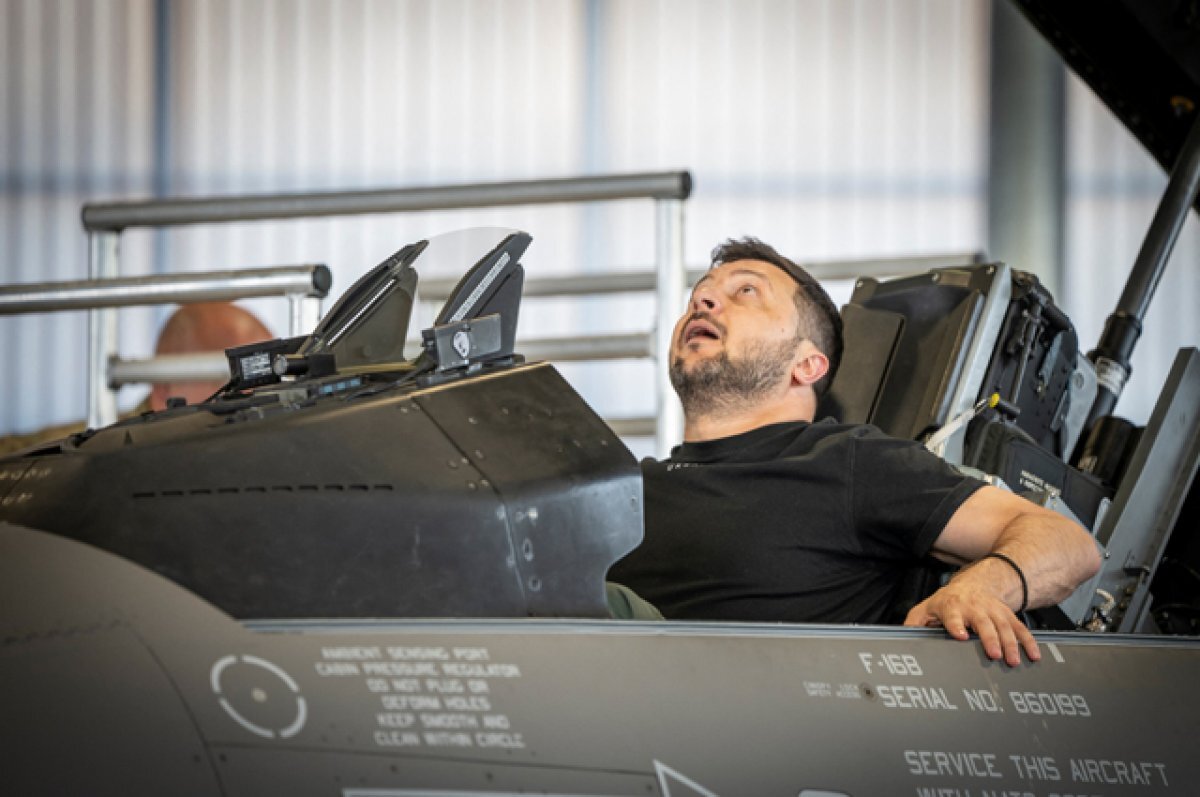    Владимир Зеленский в кабине истребителя F-16