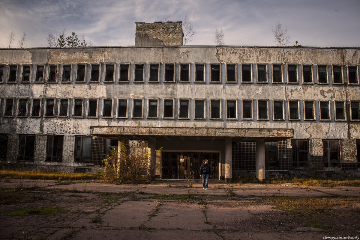 Я уже делал обзор на секретный во времена СССР объект Чернобыль-2 с легендарной антенной Дуга, но это был приемный центр, сейчас же мы отправились в Черниговскую область, окрестности села Рассудов,...