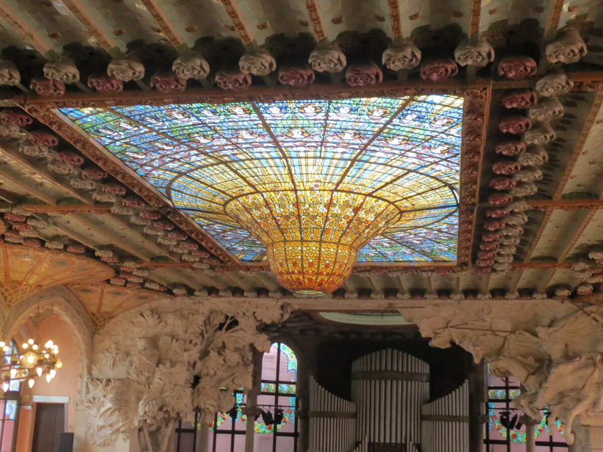 Сайт дворец музыки. Palau de la música Catalana Барселона. Дворец музыки в Барселоне. Каталонский национальный театр в Барселоне. Дворец каталонской музыки.